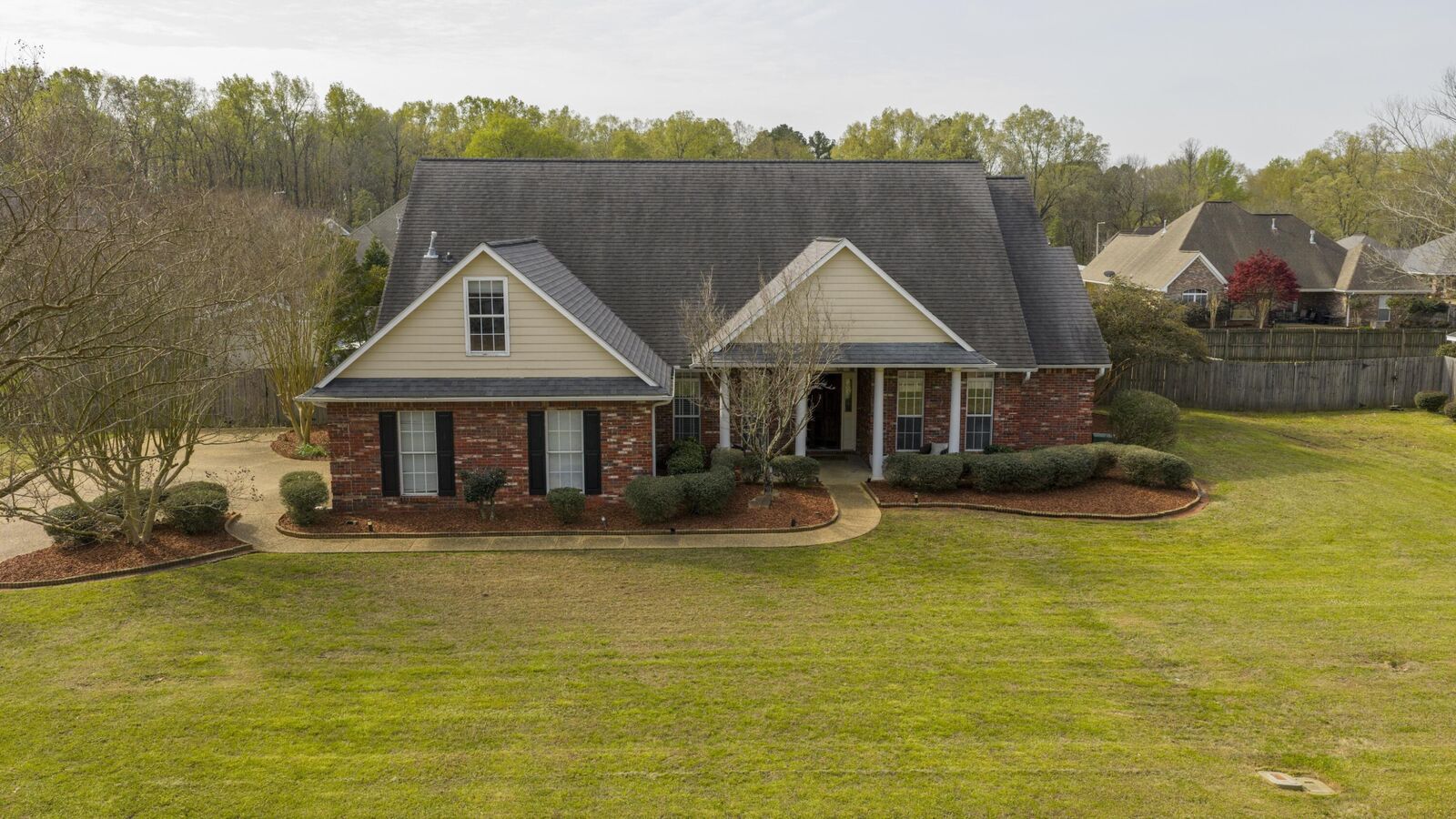 Property Photo: 207 Gardenia Dr MS 39759