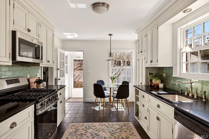 Property Photo:  48 Fenwick Road  NY 10706 