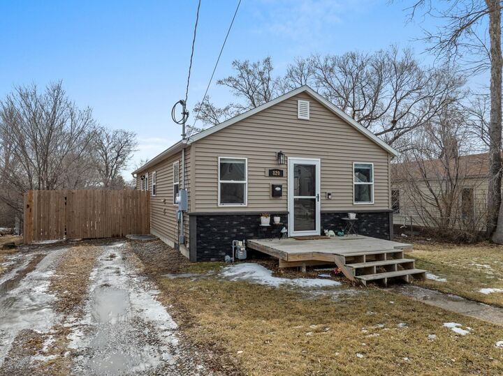 Property Photo:  820 NE 9th Ave  ND 58703 
