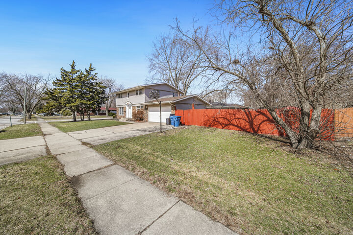 Property Photo:  1421 Heather Drive  IL 60506 