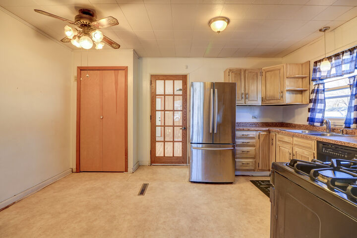 Property Photo:  811 W 19th Street  IL 61081 