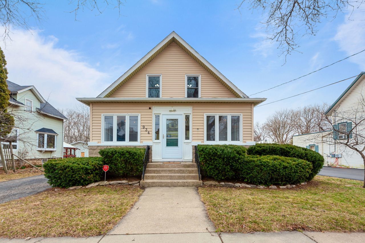 Property Photo:  934 Clay Street  IL 60098 