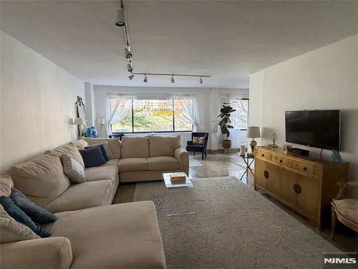 Property Photo:  