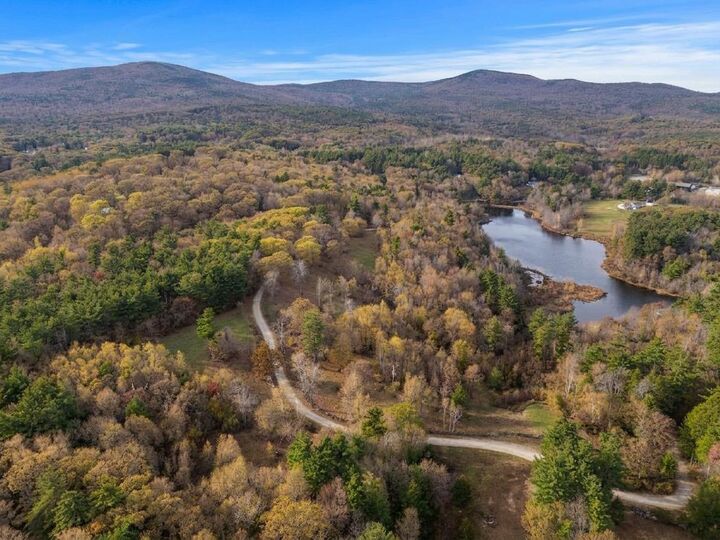 Property Photo: 8A Stonegate Farm Road NH 03084
