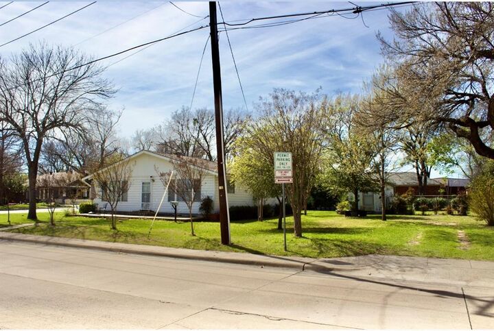 Property Photo:  422 Smith Street  TX 76051 