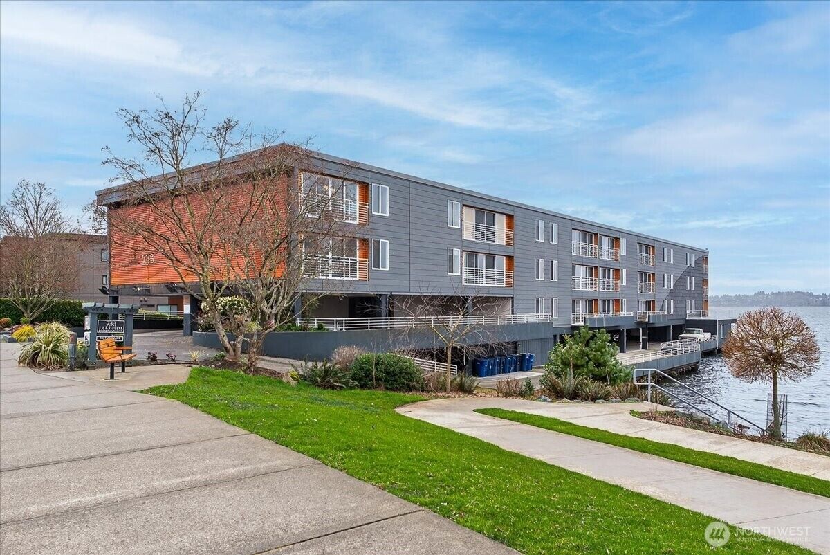 Property Photo: 733 Lake Street S 104 WA 98033