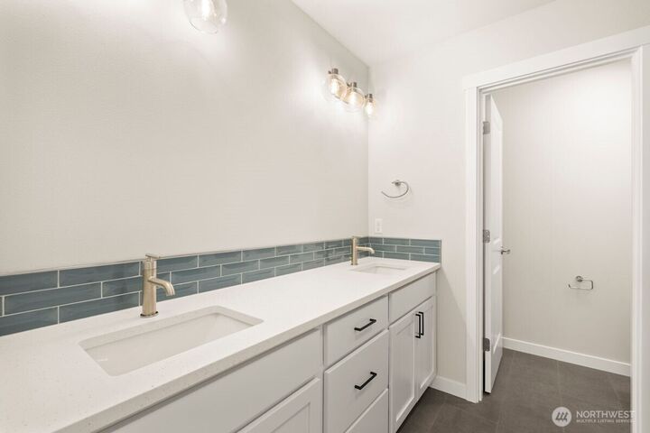 Property Photo:  16823  Alder Way G6  WA 98037 