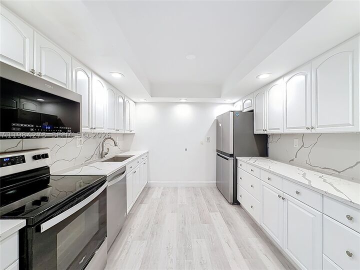 Property Photo: 1000 Parkview Dr 121 FL 33009