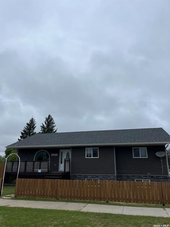 Property Photo: 401 6th Avenue W SK S0E 1E0