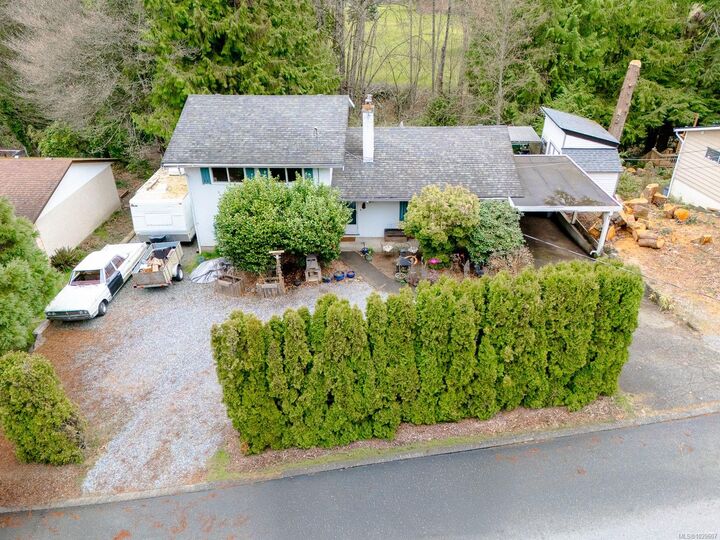 Property Photo: 395 Dogwood Dr BC V9G 1B7