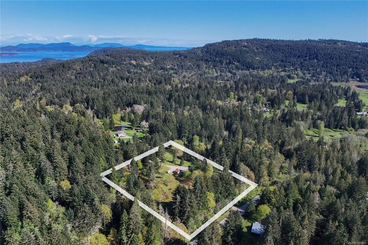 1279 Fulford-Ganges Rd — photo 1