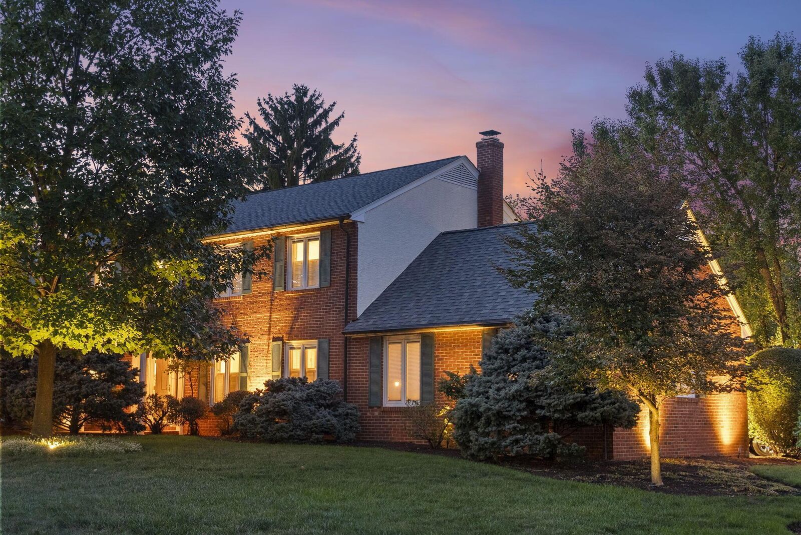 Property Photo:  2560 Chartwell Road  OH 43220 