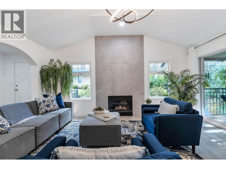 Photo de la propriété:  1102 Strathaven Drive  BC V7H 2Z6 