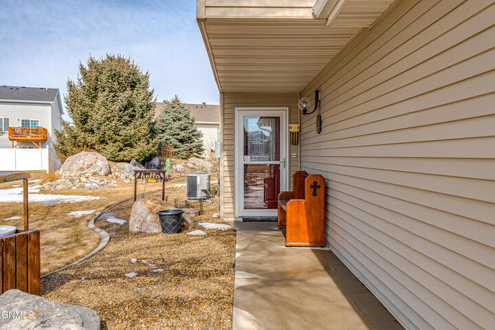 Property Photo: 942 Canada Avenue ND 58503