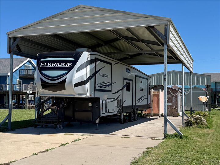Property Photo:  950 Clara Street  TX 77650 