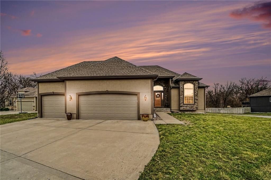 Property Photo: 9617 N Adrian Avenue MO 64154