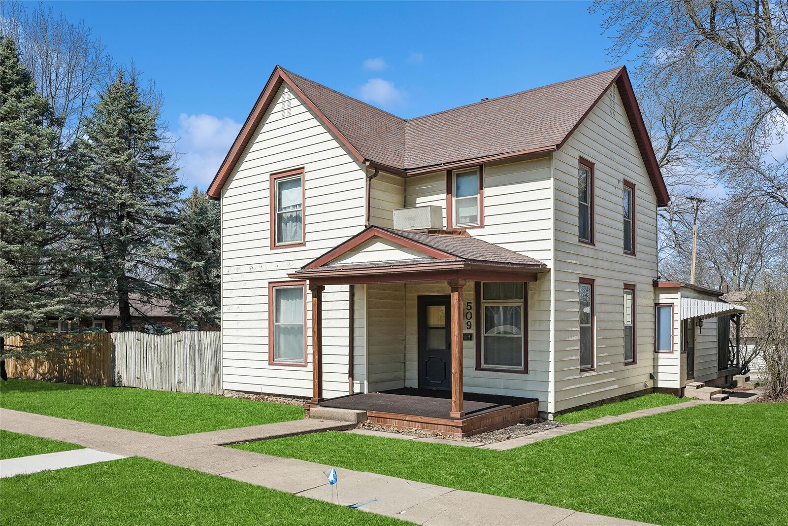 Property Photo: 509 E Robinson Street IA 50138