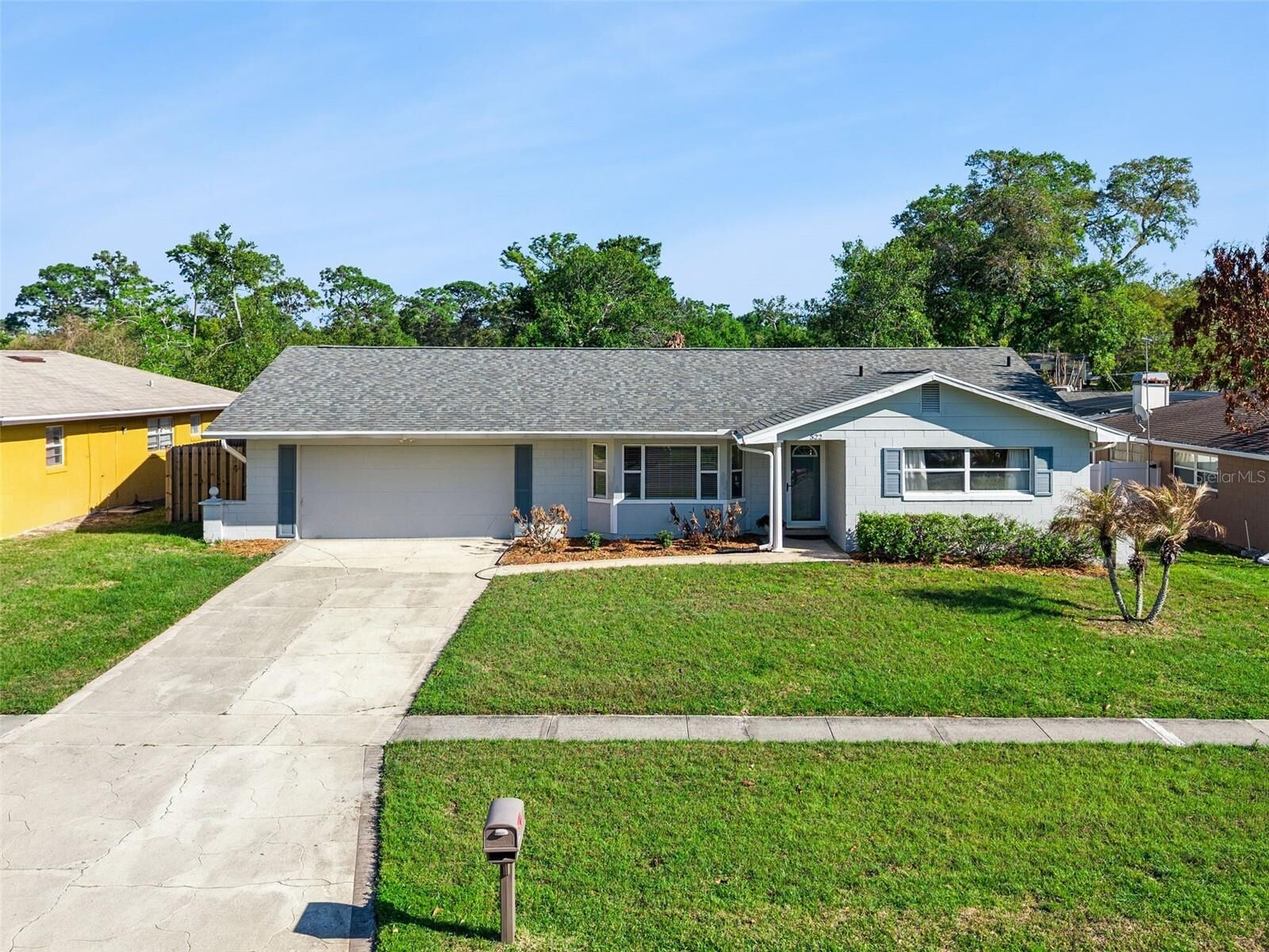 Property Photo:  522 Green Briar  FL 32714 