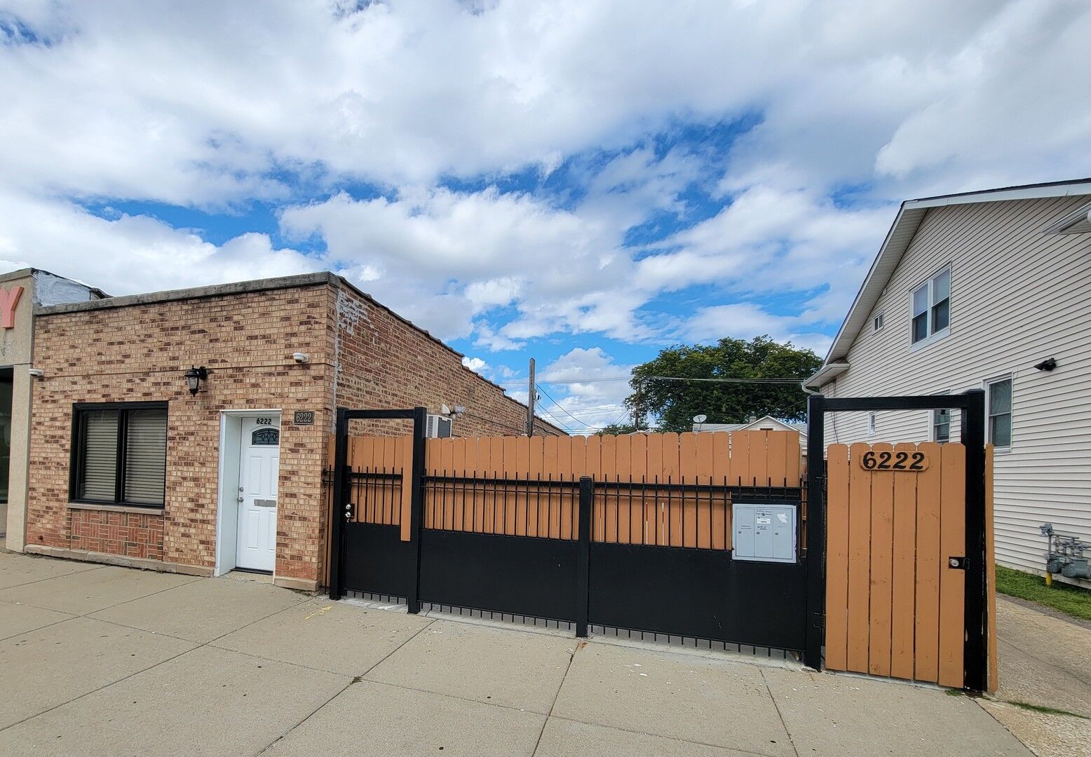 Property Photo: 6222 W Addison Street 2 IL 60634