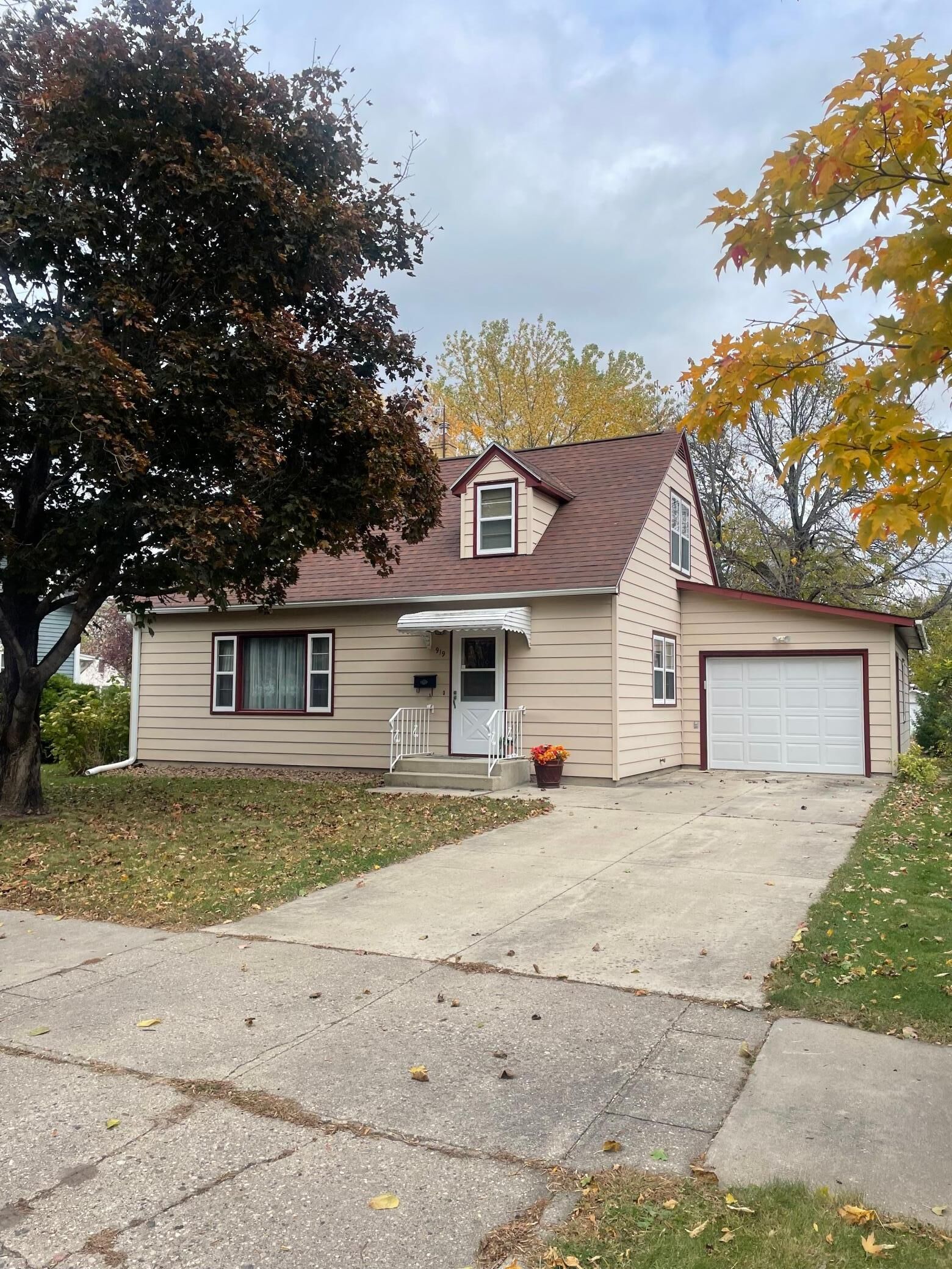 Property Photo:  919 Douglas Street  MN 56308 