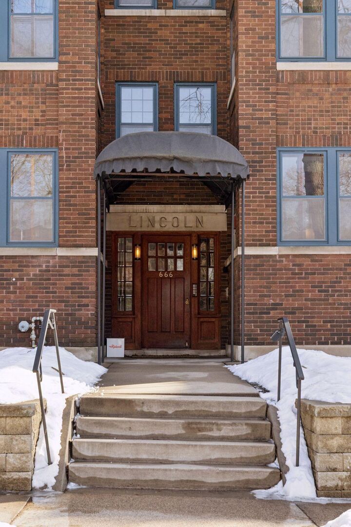 Property Photo:  666 Lincoln Avenue B  MN 55105 