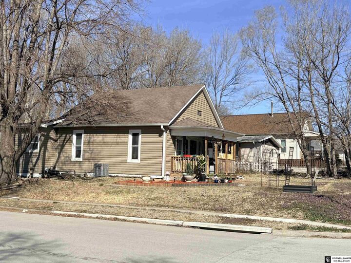 Property Photo: 2401 N Chester Street NE 68521