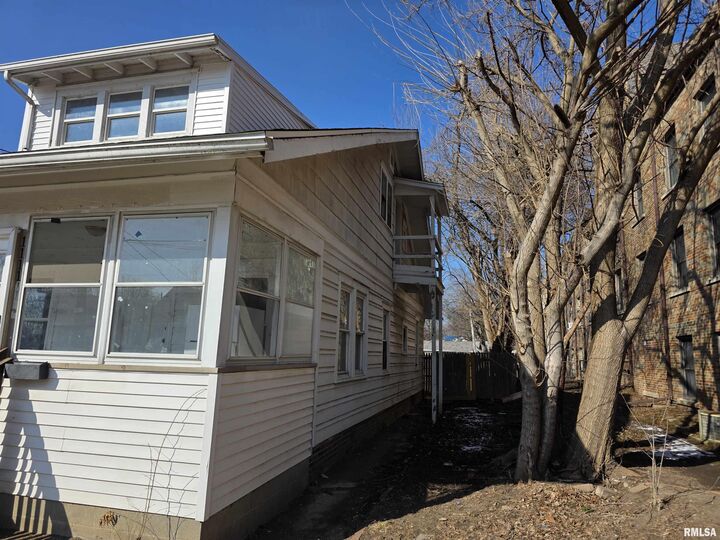 Property Photo: 1111 E Republic Street IL 61603