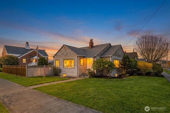 Property Photo:  819  K Avenue  WA 98221 