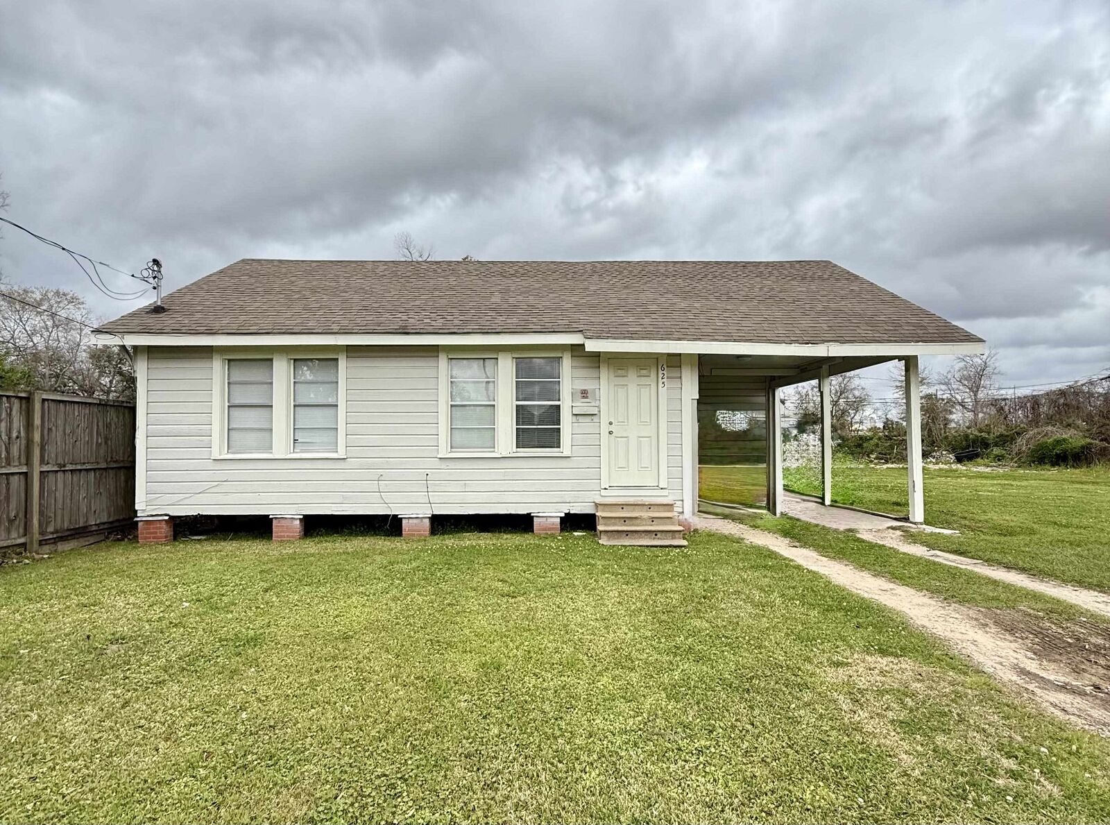 Property Photo:  625 E Pipkin St  TX 77701 