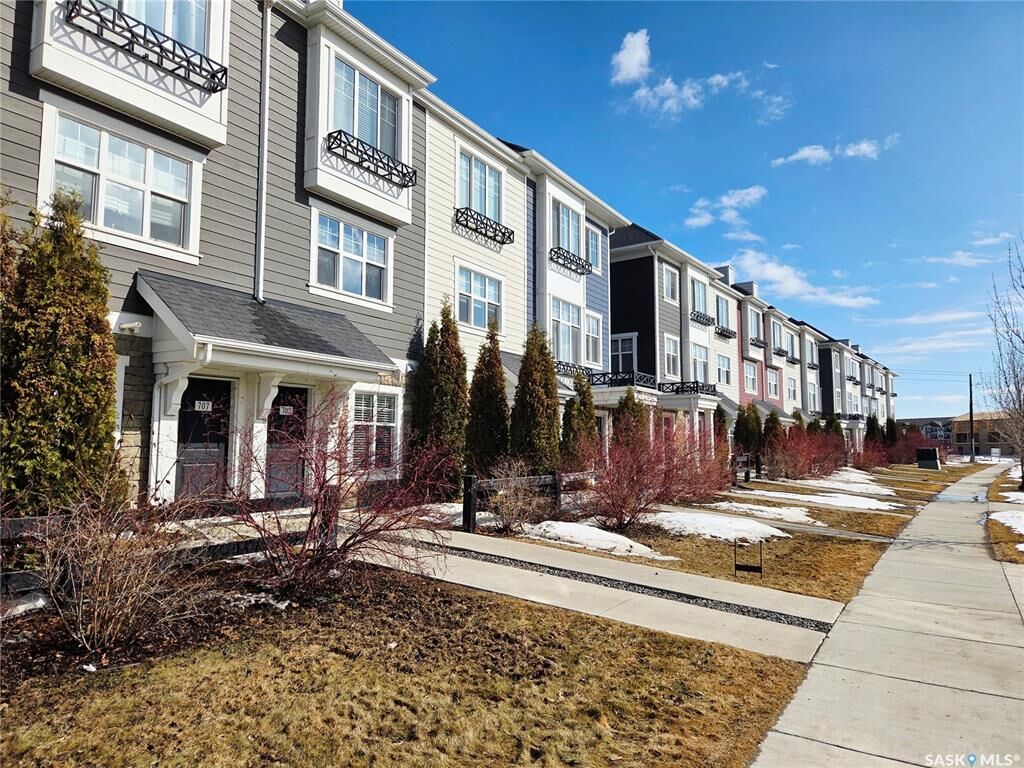 Property Photo:  709 Meadows Boulevard  SK S7V 0H5 