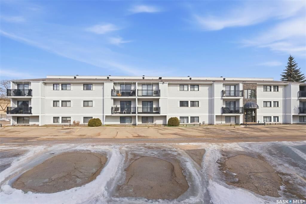 Property Photo: 258 Pinehouse Drive 307 SK S7K 4X1