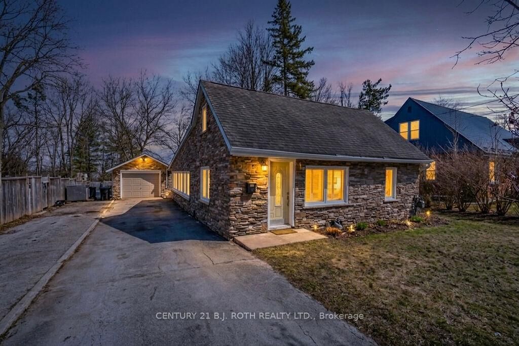 Property Photo:  45 Grove Street W  ON L4N 1M6 