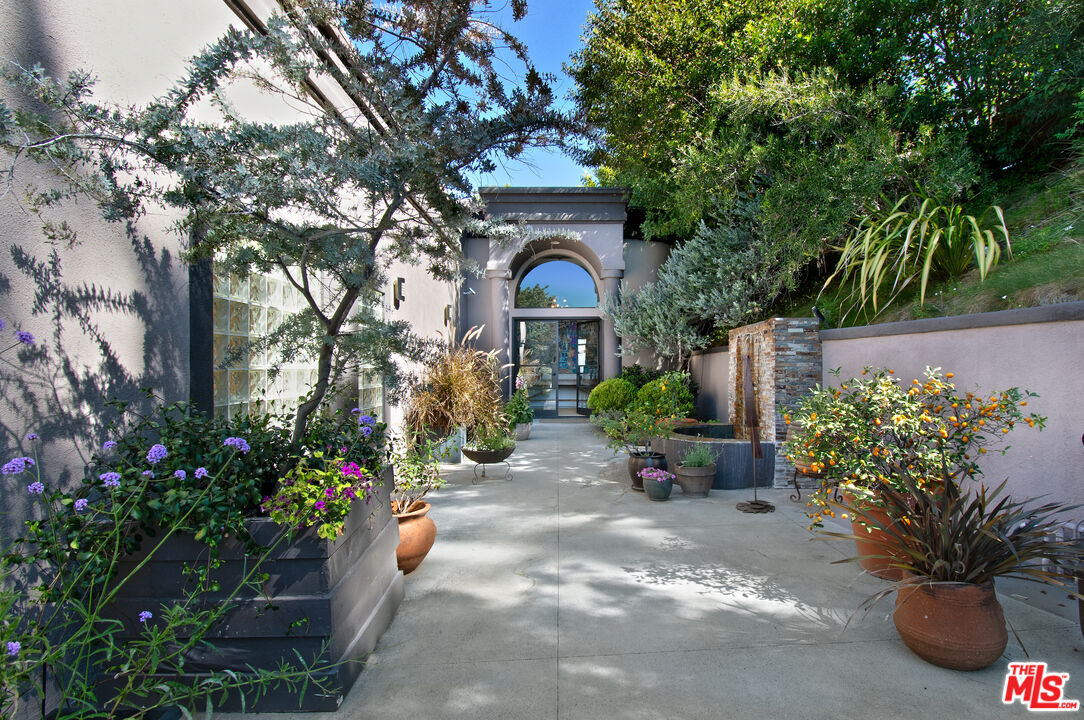 Property Photo:  4039 Cody Rd  CA 91403 