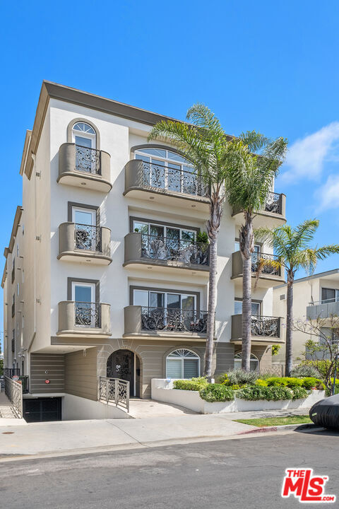 Property Photo:  11840 Dorothy St  CA 90049 