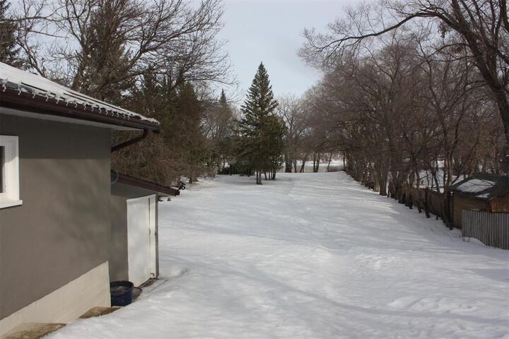 Property Photo: 20 Deepdale Boulevard MB R4A 2A6