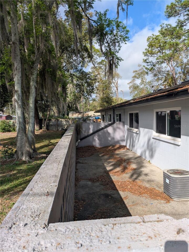 Property Photo:  805 NW 40th Avenue  FL 32609 