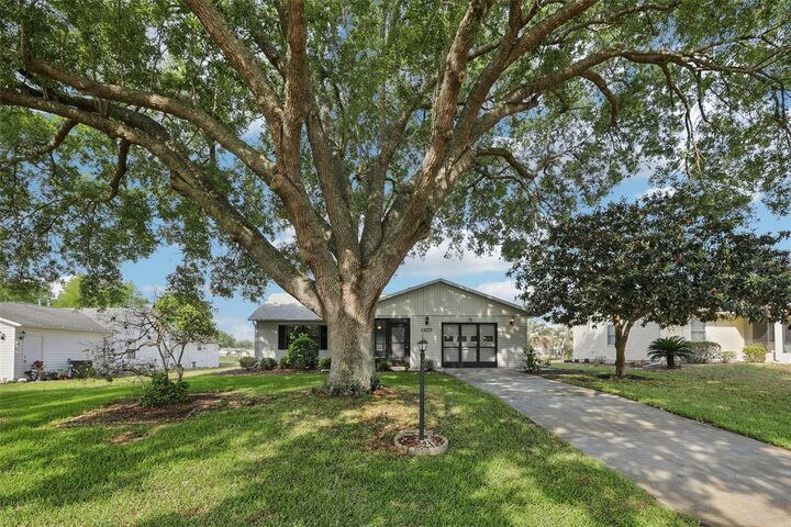 Property Photo: 1907 Tweed Court FL 34788