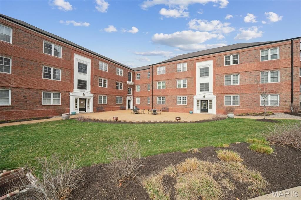 Property Photo: 921 S Hanley Road F MO 63105