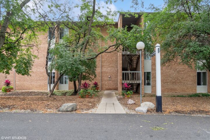 Property Photo:  1601 Fairway Drive 2G  IL 60532 