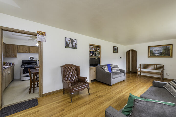 Property Photo: 905 Glenwood Avenue IL 60085