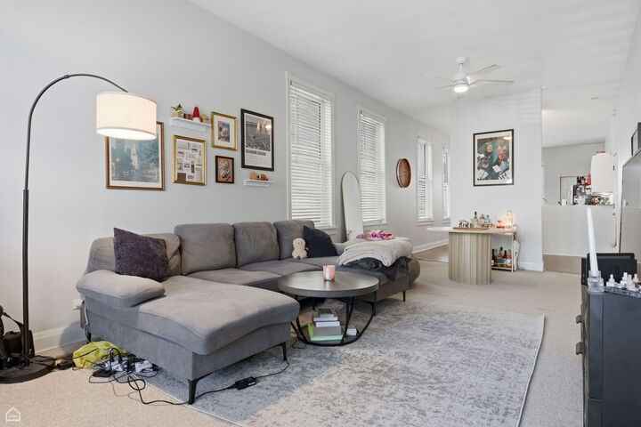 Property Photo: 1337 W Barry Avenue IL 60657