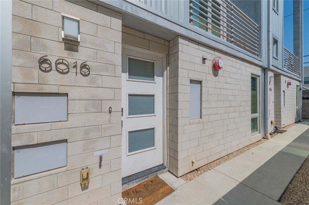 Property Photo:  6016 W Beachwood Ln  CA 90038 