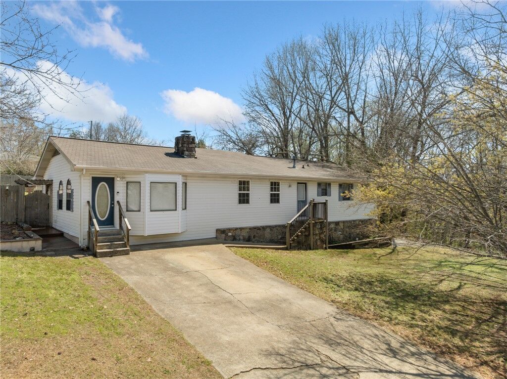 Property Photo: 823 N Oak Street AR 72601