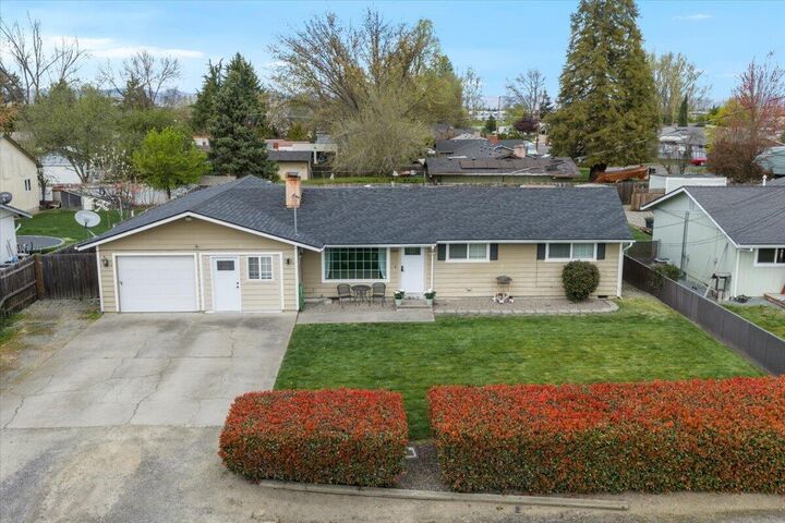 Property Photo:  2480 Thorn Oak Drive  OR 97501 