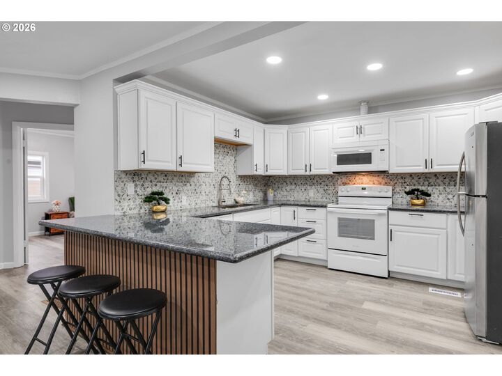 Property Photo:  7610 SE 69th Ave  OR 97206 