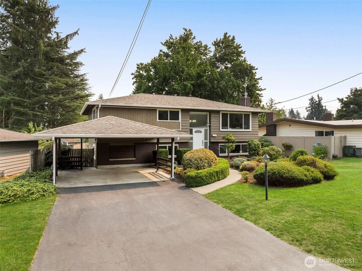 Property Photo:  2520  166th Avenue NE  WA 98008 