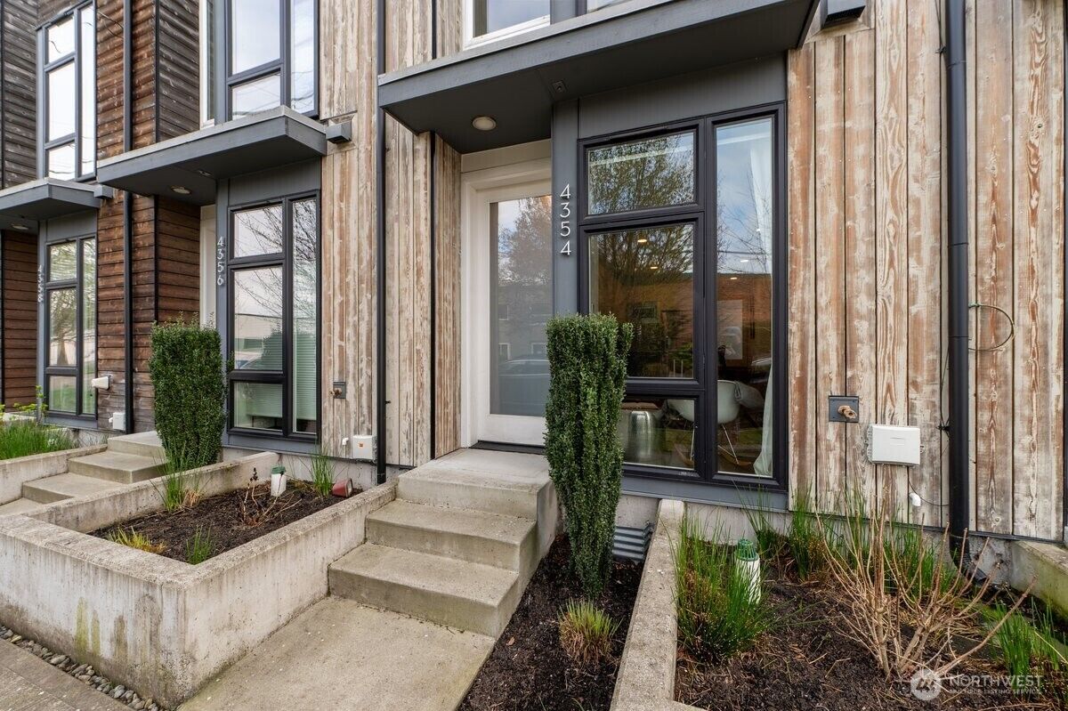 Property Photo:  4354  6th Avenue NW  WA 98107 