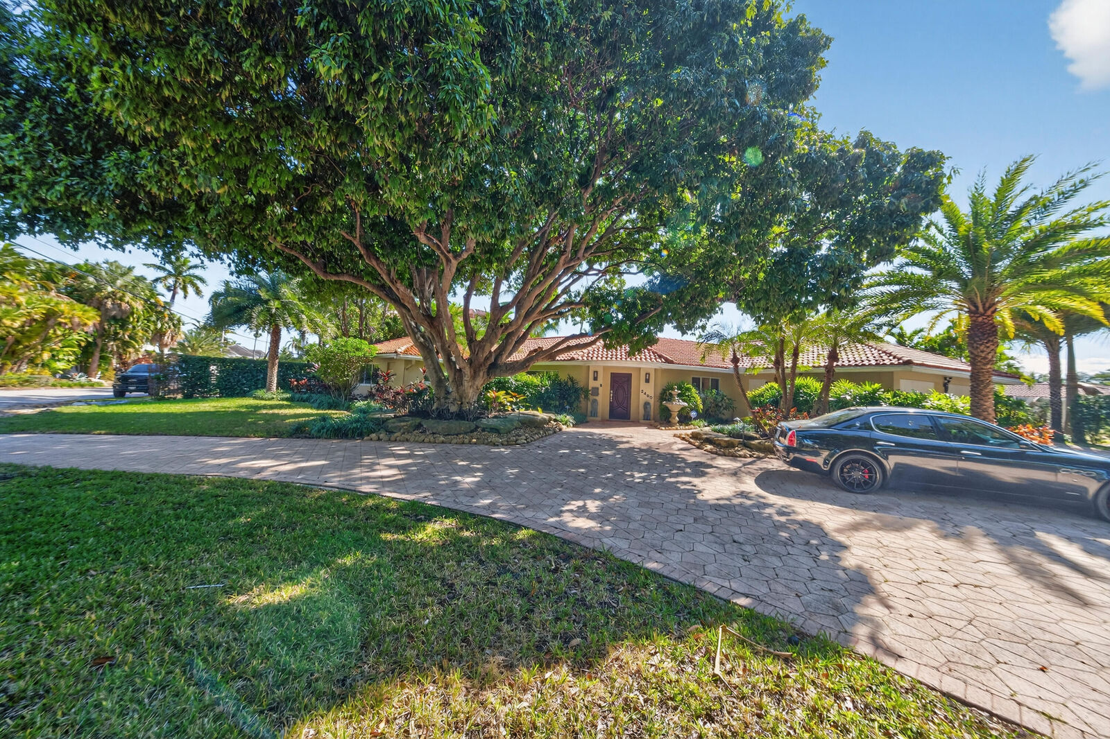 Property Photo:  2460 Bayview Drive  FL 33305 