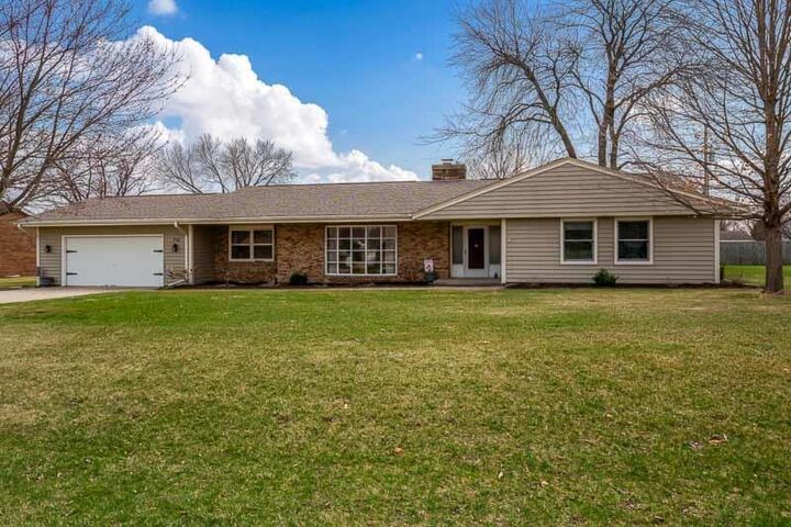 Property Photo:  726 East Petunia Lane  WI 53511 