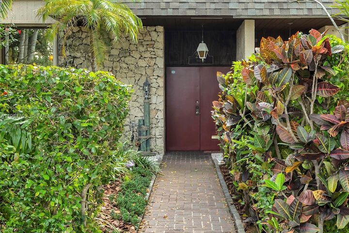 Property Photo: 2132 NE 171st St FL 33162